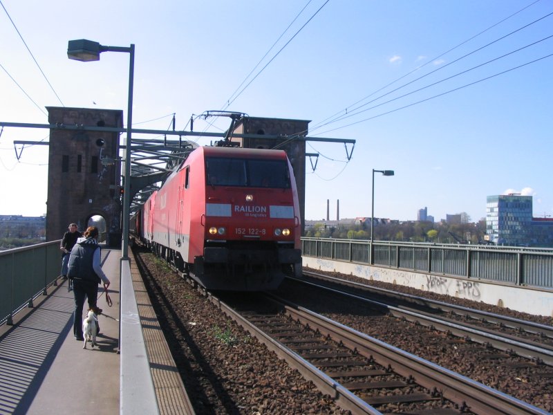 152 122-3 mit einer 185er und Gterzug im Schlepptau am 04.04.07 auf der Klner Sdbrcke