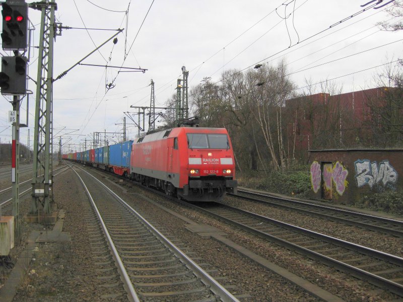 152 122-8 durchfhrt am 31.01.09 Hamburg-Harburg mit Containern aus Sden Richtung Rbf Altenwerder.