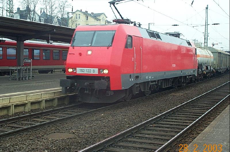 152-122 durchfhrt gerade mit sehr hohem Tempo den Bahnhof von Giessen,aufllig ist vor allem die Farbgebung und sie trgt keine DB-Logos