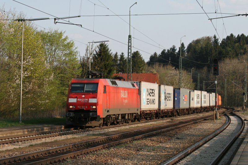 152 122 mit einem Containerzug am 15.04.2009 in Aling.