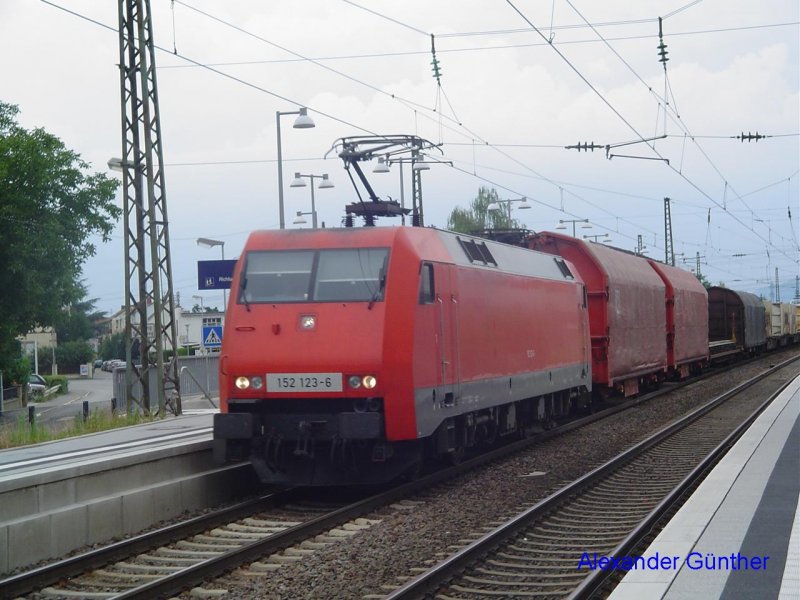 152 123-6 durchfhrt am 29.06.2005 mit einem Gterzug den Haltepunkt St. Ilgen / Sandhausen an der Strecke Heidelberg – Karlsruhe. 