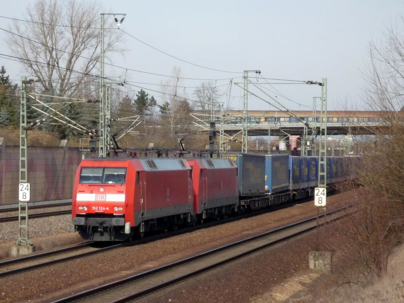 152 124-4 und eine Schwesterlok ziehen einen  LKW Walter -KLV durch Neuluheim in Richtung Sden. 25.02.09