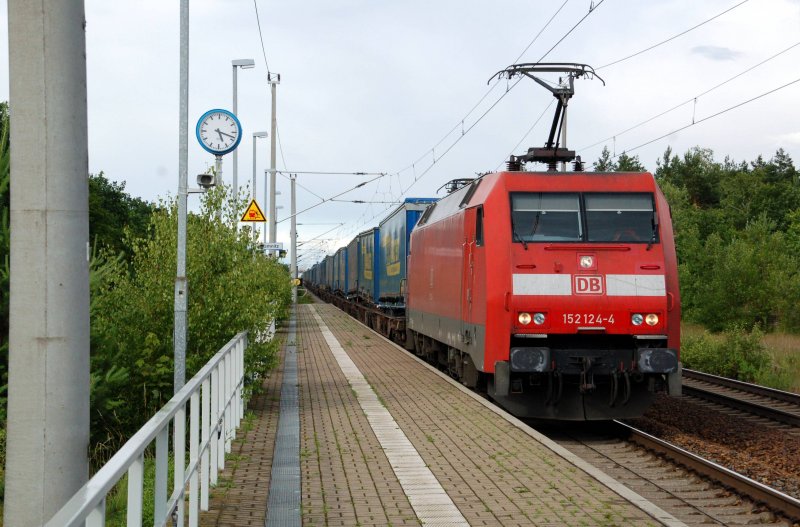152 124 steht am 12.06.09 mit ihrem Hangartner in Burgkemnitz. Nach dem die vorausfahrende RB das Gleis freimachte, ging die Fahrt weiter.