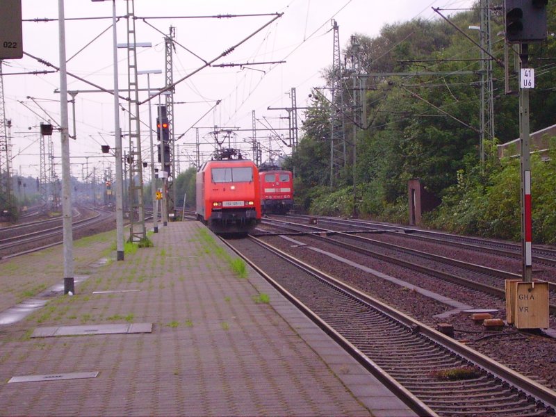 152 125-1 und 151 080-9 begegnen sich in Hamburg-Harburg. 22.08.07