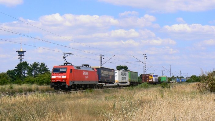 152 126 fuhr ende Juli 2008 mit einem KLV Zug bei Wiesental (KBS 700) nach Sden Richtung Karlsruhe.