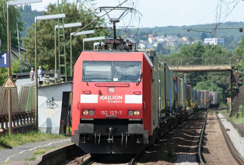 152 127-7 zieht einen Containerzug durch Erpel am 16.07.2009