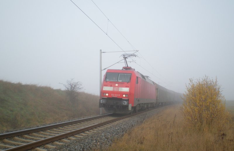 152 131 mit einem Gterzug unterwegs am 8.11.2008 auf der Strecke Erfurt-Sangerhausen. Wegen Bauarbeiten auf der thringer Bahn wurden die Zge an diesem Tag ber Sangerhausen umgeleitet. 