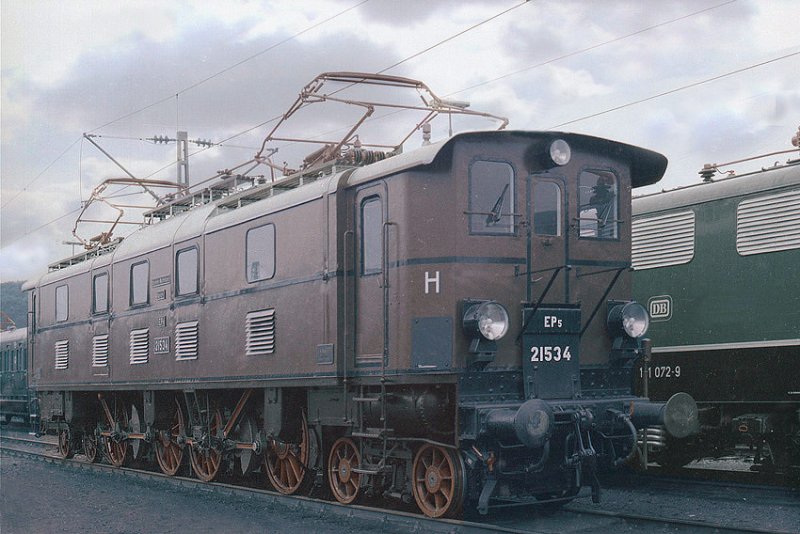 152 134 (ex E 52) in ihren Anlieferungszustand zurckversetzt, 1985 bei einer Ausstellung in Bo-Dahlhausen. Hersteller AEG, SSW
1926 anfangs fr den Schnellzugdienst in Sddeutschland konzipiert, wurde sie alsbald von der E16 (116)verdrngt. 1972 kam das Ende dieser BR im Betriebsdienstbei der DB.
