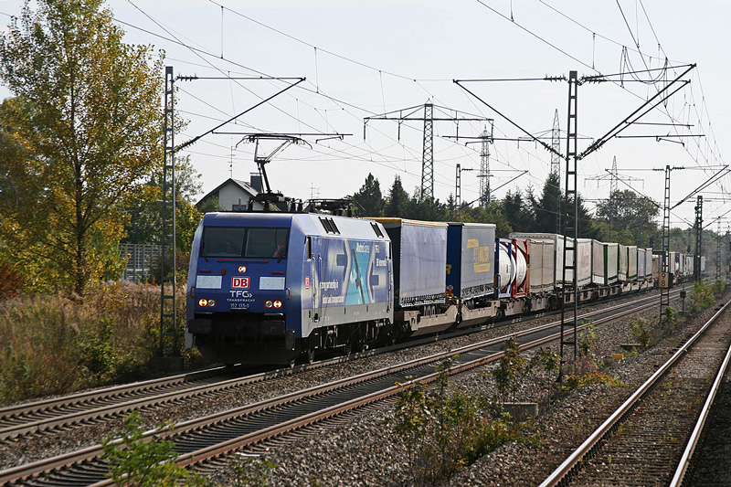 152 135 mit KLV Zug am 03.10.2009 in Mnchen-Langwied.