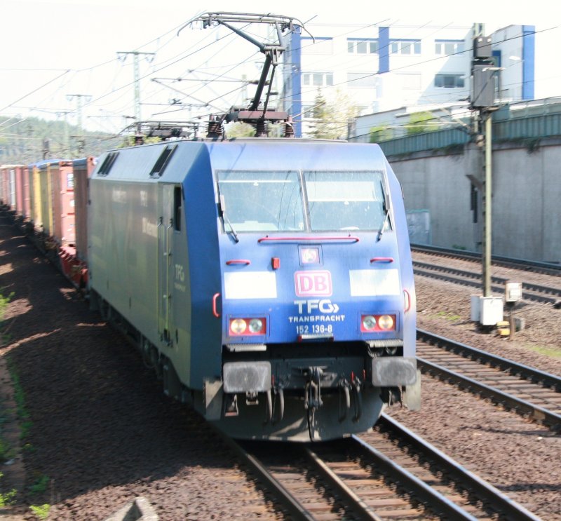 152 136-8 fhrt mit ihren KLV-Zug gleich durch Fulda am 25.04.2009