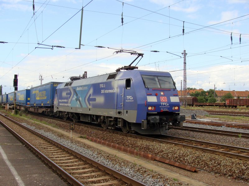 152 137-6 mit einem Lkw Walter Ganzzug in Magdeburg-Rothensee. Fotografiert am 09.07.2009.