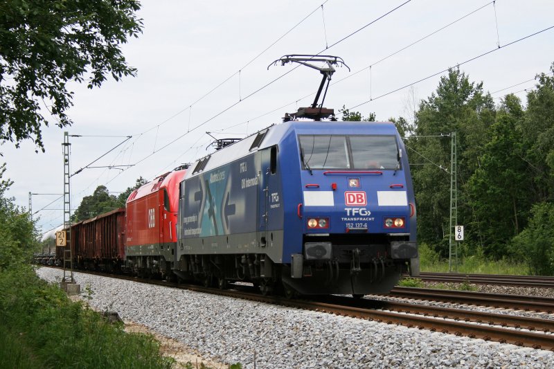 152 137 (Albatros) + 1216 018 mit einem gemischten Gterzug am 09.06.2009 in Haar (bei Mnchen).