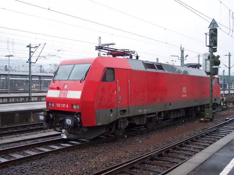 152 137 steht am 22.02.2004 im Stuttgarter Hauptbahnhof neben Gleis 3