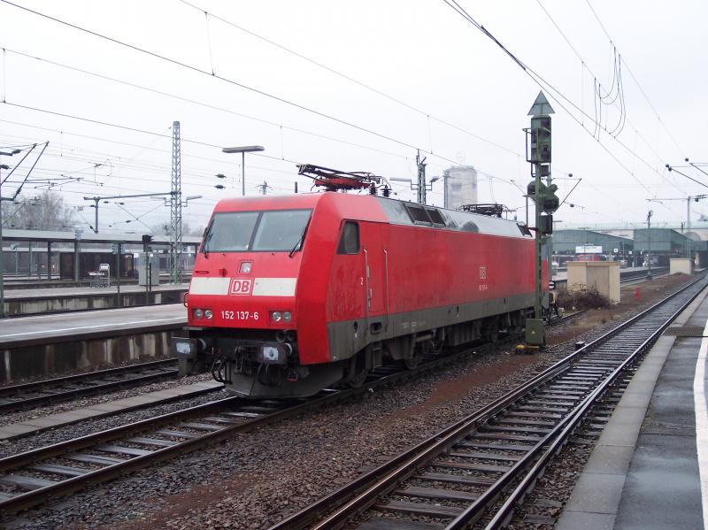 152 137 steht am 22.02.2004 im Stuttgarter Hauptbahnhof neben Gleis 3.