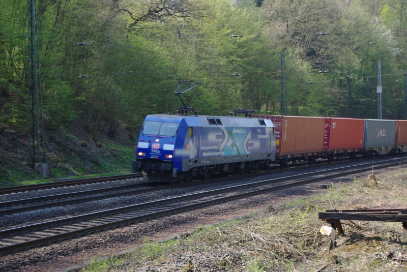 152 138-4 der  Albatros  mit seinem Containerzug Richtung Maschen nach dem Erklimmen der Cornberger Steigung. Aufgenommen im Ex-Bahnhof Cornberg am 16.04.2009.