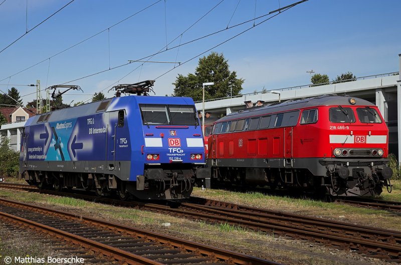 152 138-4 neben 218 486-9 in Itzehoe am 05.09.08.