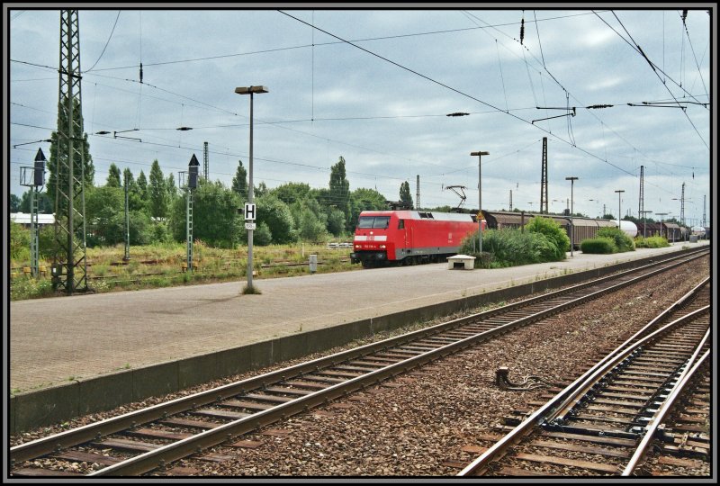 152 138 fhrt mit einem langen Gterzug vom Ruhrgebiet zur Kste. Aufgenommen bei der Durchfahrt duch den Bahnhof Haltern am See im Herbst 2005