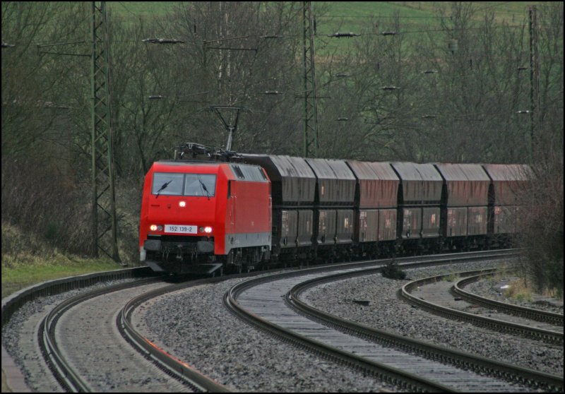 152 139 durchfhrt mit einem leeren Kohlezug den Haltepunkt Littfeld Richtung Norden. Ohne Logos sieht die Lok auch nicht schlecht aus.