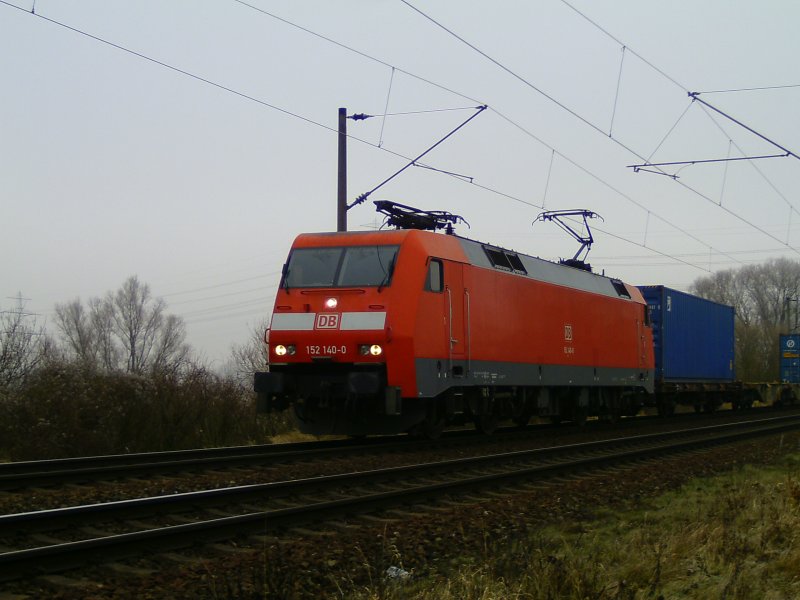 152 140 - 0 mit einem Containerzug auf der Hafenbahn in Hamburg - Moorburg aus dem Hafen kommend. Aufgenommen am 27.01.2009