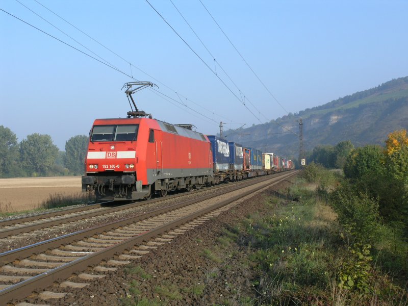 152 140 zieht ein Wechselpritschenzug kurz vor Thngersheim.27.09.08