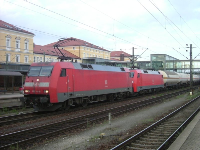 152 141 und 152 159 vor einem Gterzug in Regensburg. (15.09.2005)