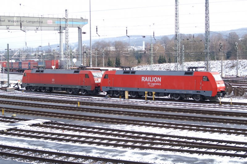152 141-8 und 152 109-5 warten am 12.02.2009 auf einem kurzen Stumpfgleis im leicht verschneiten Umschlagbahnhof Wuppertal-Langerfeld auf ihren n�chsten Einsatz.