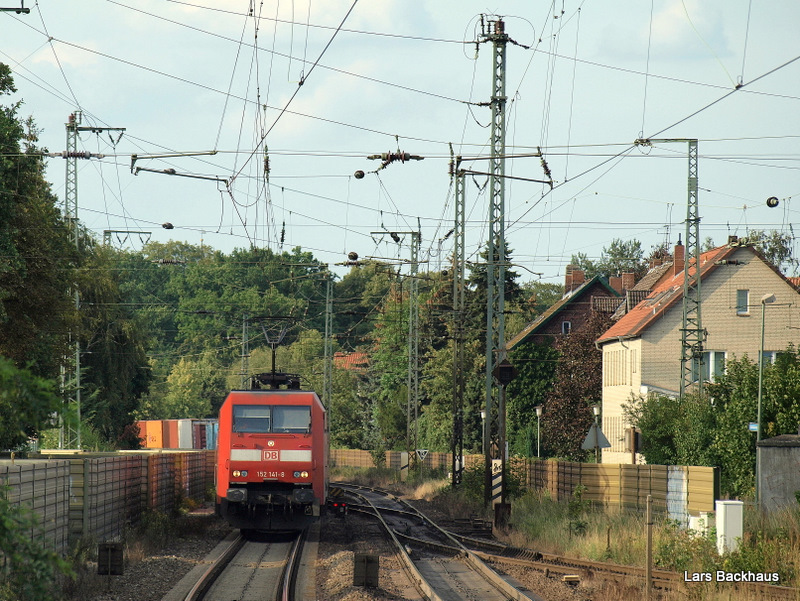 152 141-8 poltert am 16.08.09 mit einem Containerzug aus Hamburg-Waltershof Richtung Sden. Aufgenommen kurz vor der Durchfahrt in Lneburg.