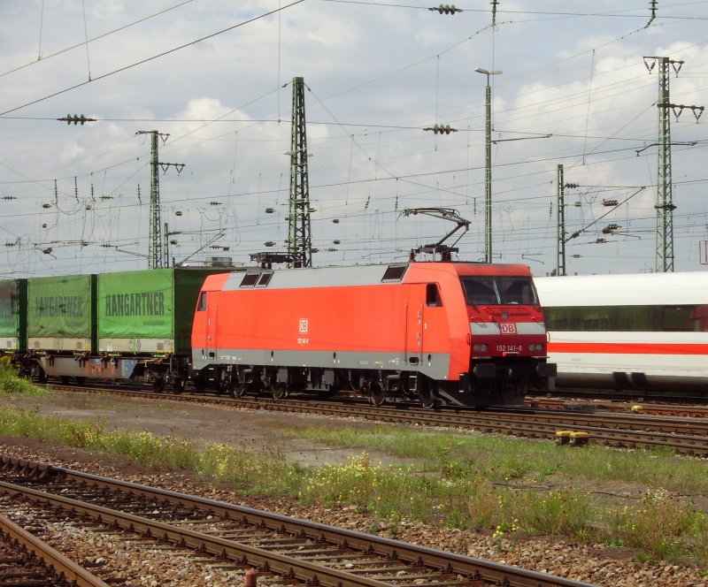 152 141-8 zieht einen Hangarter-KLV Gterzug in den Karlsruher Hbf. 25.08.08