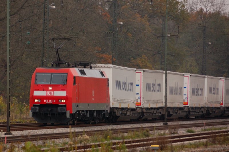 152 141-8 zieht einen KLV-Zug, beladen mit  EKOL -Wechselpritschen, �ber die KBS 980 Richtung M�nchen. (24.10.2008).