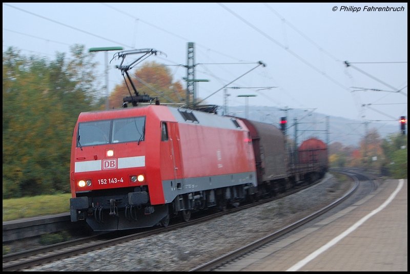 152 143-4 zieht am Nachmittag des 28.10.07 einen gemischten Gterzug durch den S-Bahn-Haltepunkt Stuttgart-Untertrkheim. Der leichte  Mitzieh -Effekt war selbstverstndlich gewollt...