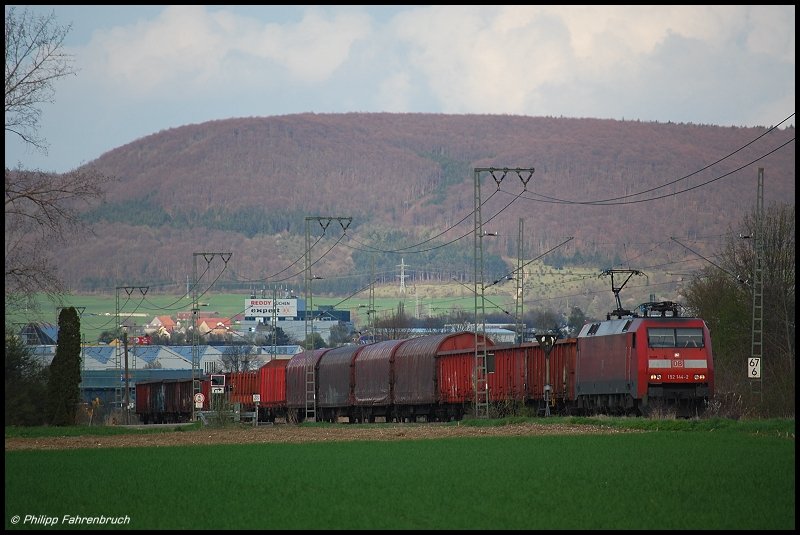 152 144 zieht am 24.04.08 FZT 56080 von Aalen nach Stuttgart-Hafen, aufgenommen am Km 67,6 der Remsbahn (KBS 786) bei Aalen-Essingen.