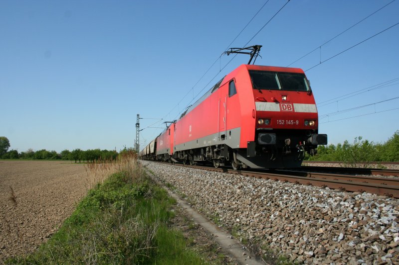152 145-9 mit Gterzug in Richtung Karlsruhe am 2.5.2008 bei Renchen.