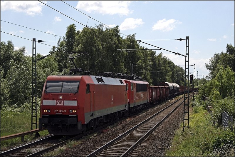 152 145 schleppt die 155 246 und einen langen Frachtzug in Richtung Wanne-Eickel. (30.05.2009)