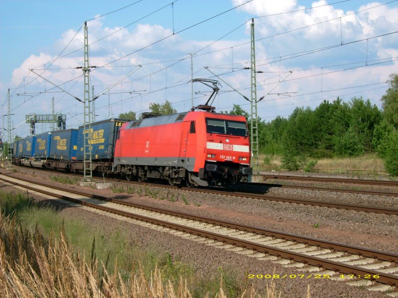 152 145 zieht am 25.07.08 einen LKW-Walter-Zug aus Richtung Berlin kommend durch Muldenstein.