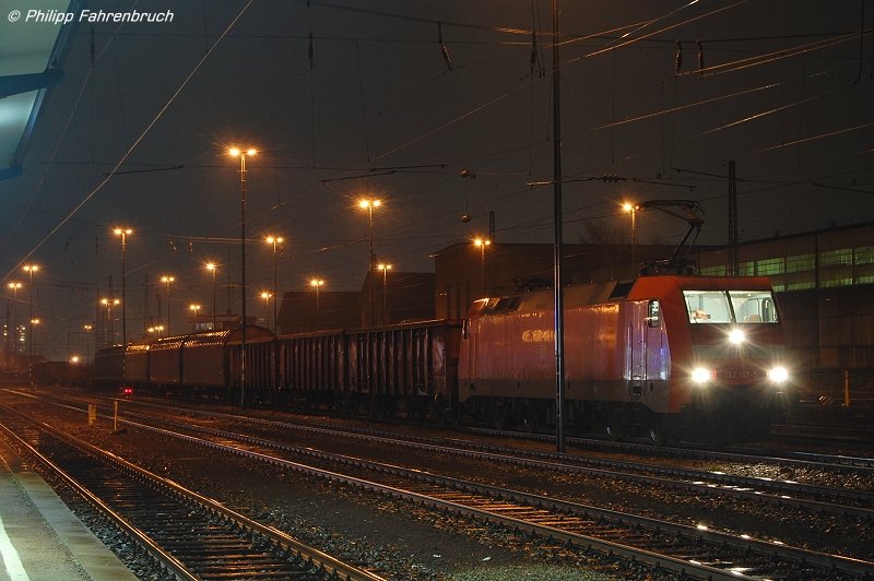 152 147-5 stand am Abend des 12.12.07 mit FZT 56080 von Aalen nach Stuttgart-Hafen auf Gleis 8 des Aalener Bahnhofs.