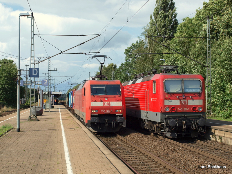 152 148-3 passiert am 30.07.09 mit einem unbekannten Gz. die kalte 143 211-1, die als Wagenlok an der RB 21124 nach Itzehohe mitl�uft.