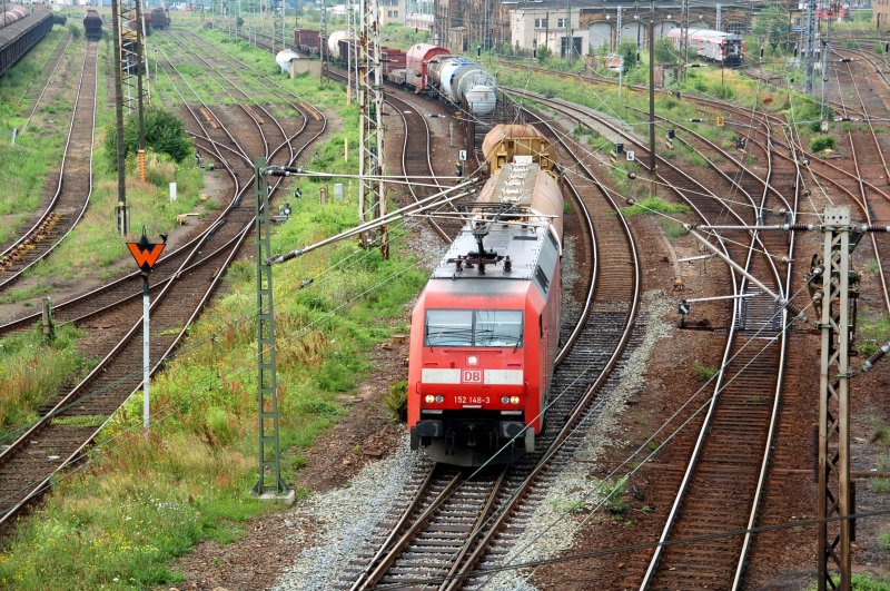 152 148 zieht am 04.07.09 einen gemischten Gterzug aus den Rbf Halle(S) Richtung Berlin/Hannover.