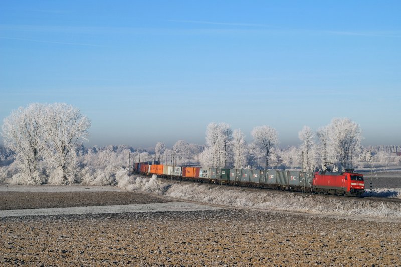 152 149 mit einem Containerzug bei Hattenhofen (29.12.2007)