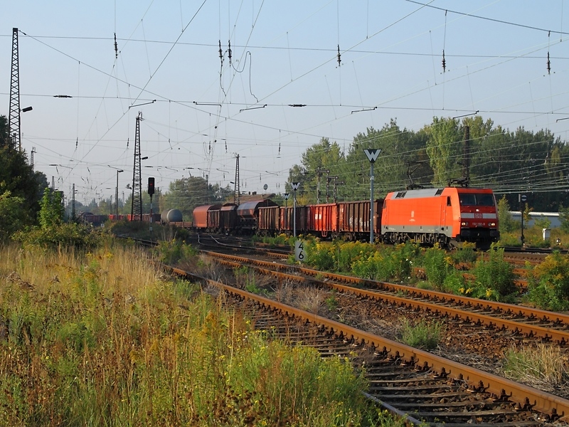 152 150-9 durchfhrt am 26.9.2009 mit einem gemischten Gterzug Leipzig-Schnefeld.