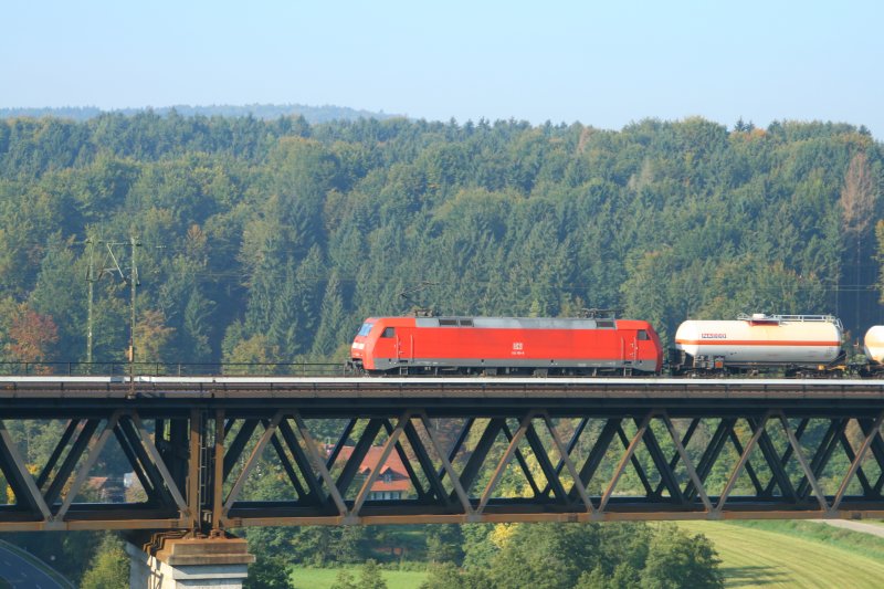 152 150 mit ein G�terzug auf der Br�cke bei Beratzhausen.21.09.07