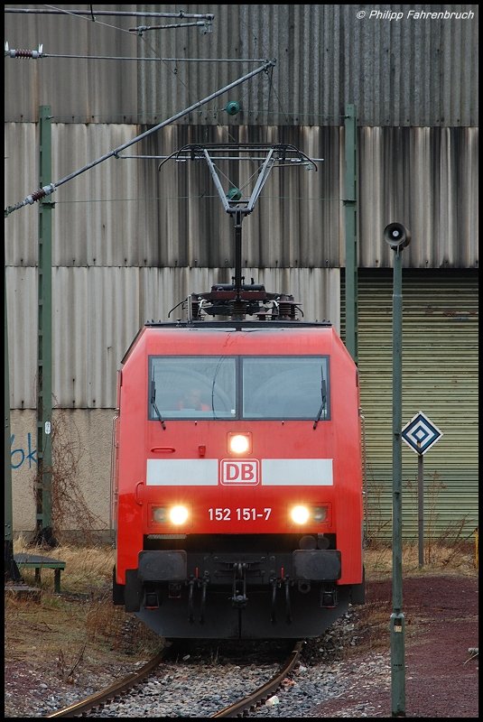 152 151-7 steht am Abend des 14.03.08 vor dem ehem. BW in Aalen, um spter an FZT 56080 nach Stuttgart-Hafen anzusetzen. Danke an den Tf frs Fernlicht.