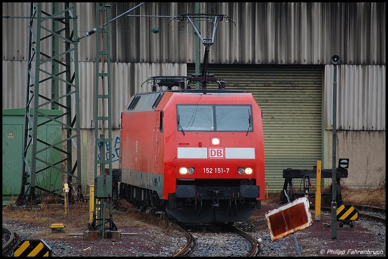 152 151-7 steht am Abend des 14.03.08 vor dem ehem. BW in Aalen, um spter an FZT 56080 nach Stuttgart-Hafen anzusetzen.
