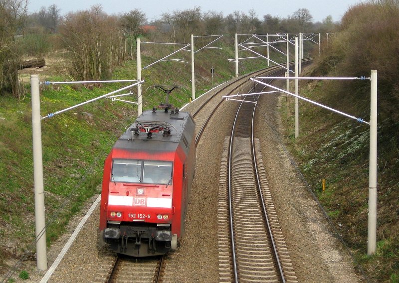 152 152-5 rollt am 6.04.09 als Lz durch Altenfelde Richtung Hamburg.