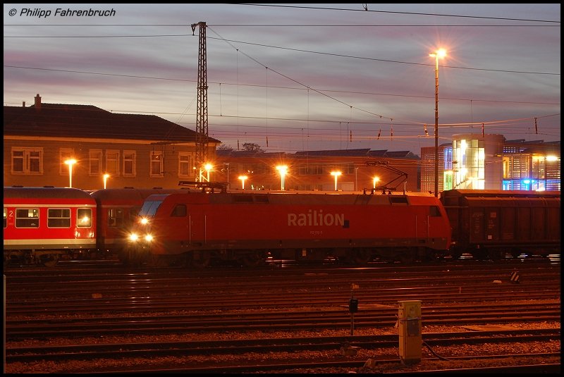 152 152-5 steht am Abend des 25.01.08 mit FZT 56080 nach Stuttgart-Hafen im Aalener Bahnhof.