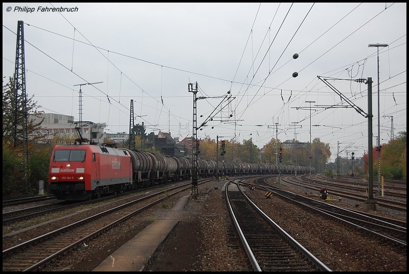 152 152-5 zieht am Morgen des 27.10.07 einen Kesselwagenzug durch den Bahnhof Ludwigsburg.