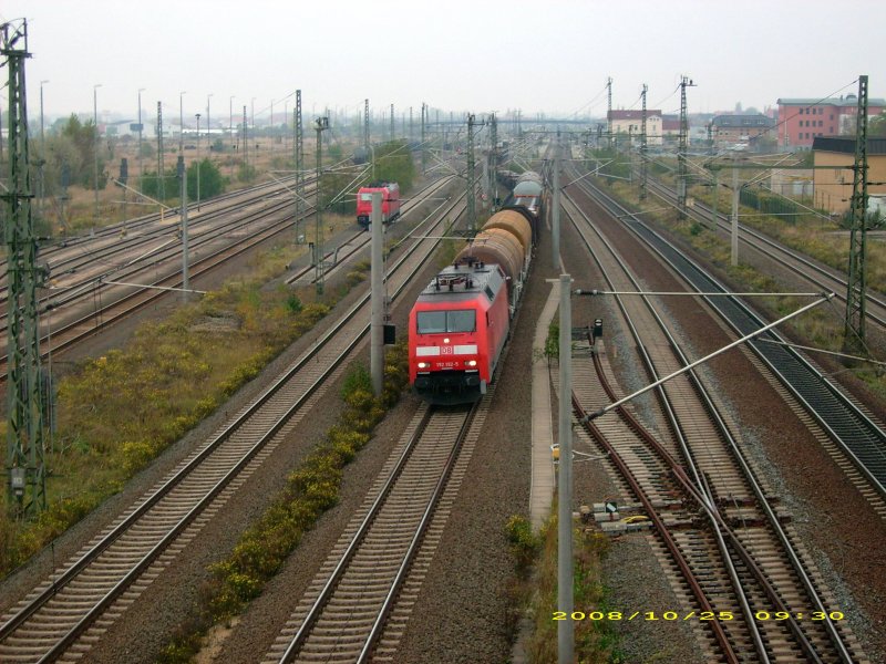 152 152 durchfhrt mit einem Gterzug am 25.10.08 Bitterfeld.