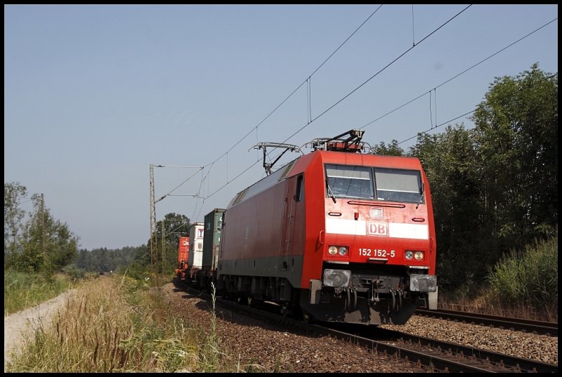 152 152 schleppt einen Containerzug von Hamburg nach Salzburg. Ostermnchen am Morgen des 31.07.2009.
