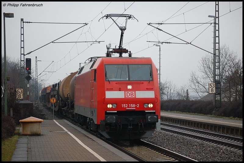152 158-2 befrdert am 08.03.08 einen gemischten Gterzug durch Gingen(Fils) ber die Filsbahn (KBS 750) in Richtung Stuttgart.