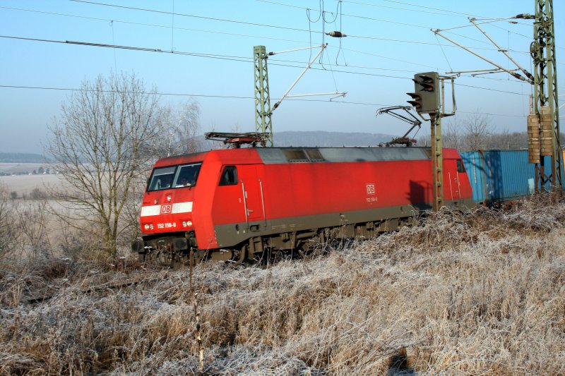 152 159-0 mit einem Containerzug aus Gttingen Richtung Bebra am 22.12.2007.
