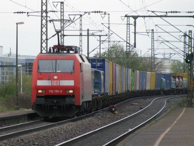 152 159 mit einem Gterzug am 15.4.2008 in Obertraubling.